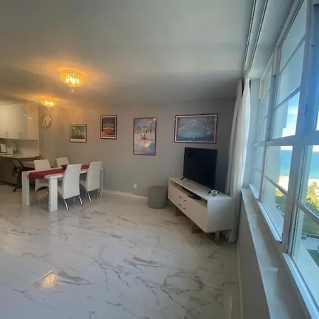 Elegant And Spacious Beachfront Condo With Parking